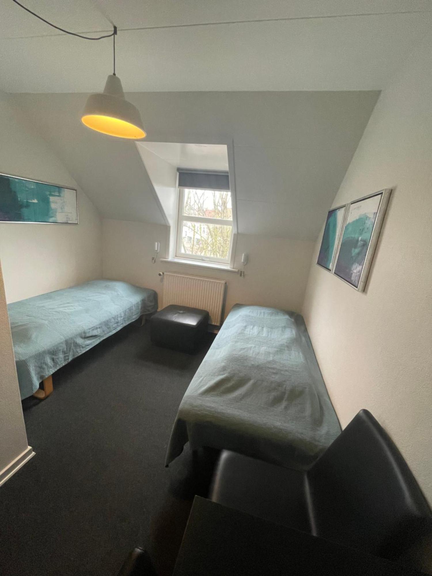 Albergue Stoberiet Svendborg Exterior foto A typical bedroom in the hostel