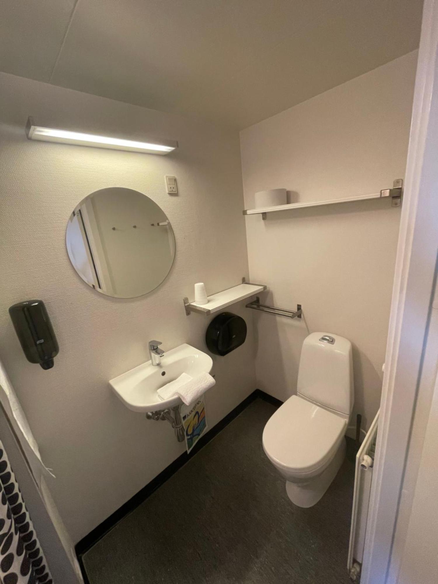 Albergue Stoberiet Svendborg Exterior foto A typical bathroom in a hostel