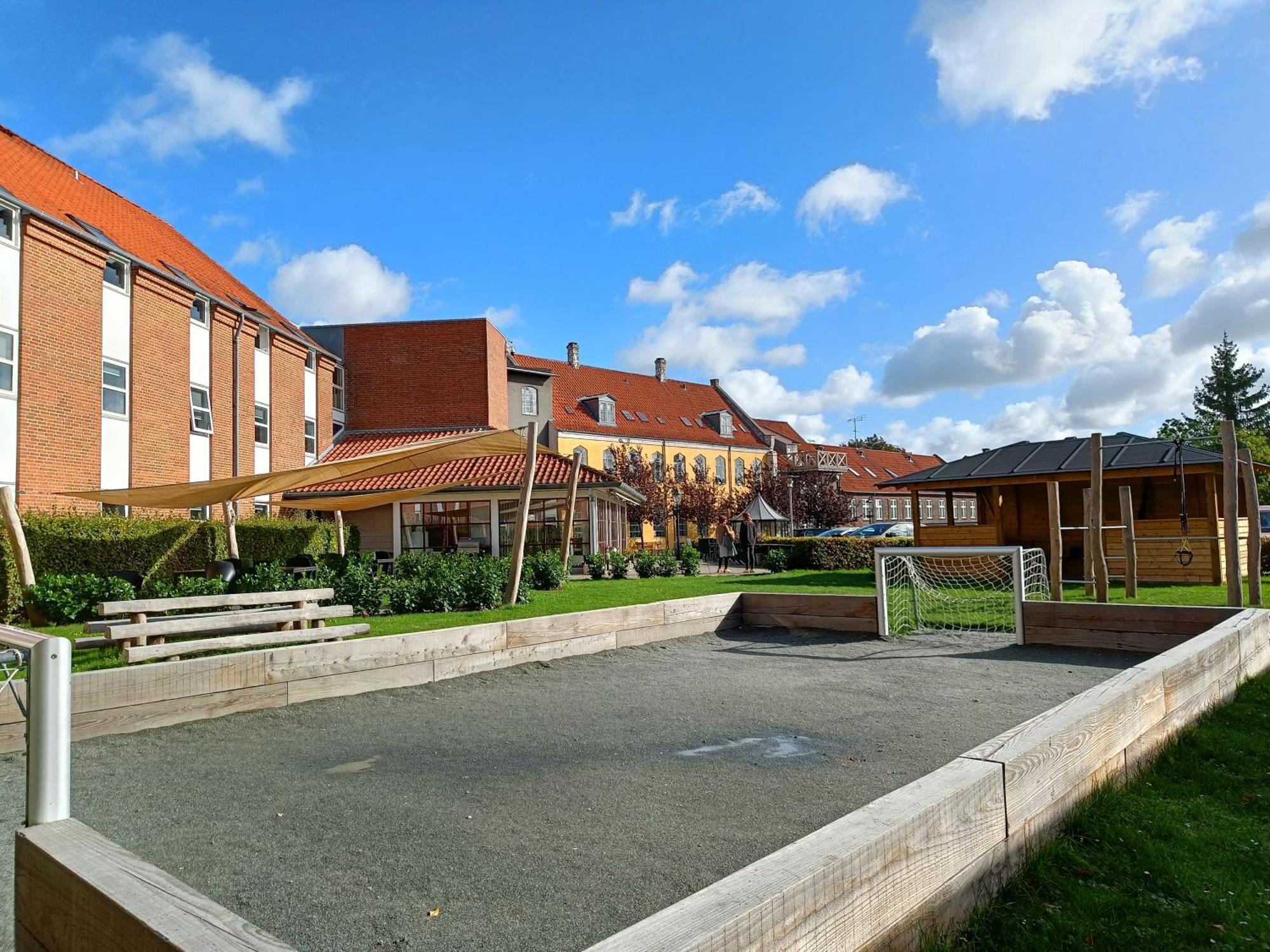 Albergue Stoberiet Svendborg Exterior foto The Pétanque court